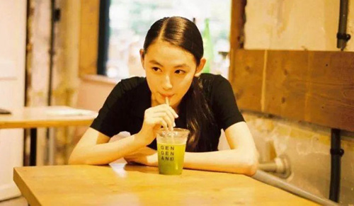 發(fā)朋友圈曬喝奶茶的短句，喝奶茶發(fā)朋友圈的句子